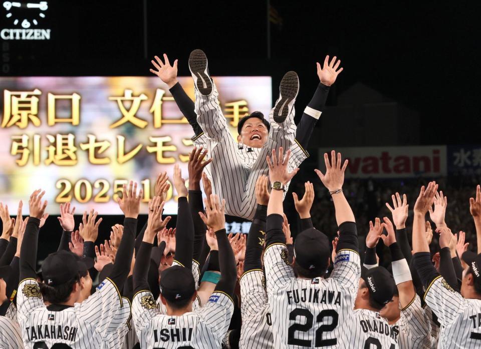 　胴上げされる原口（撮影・北村雅宏）