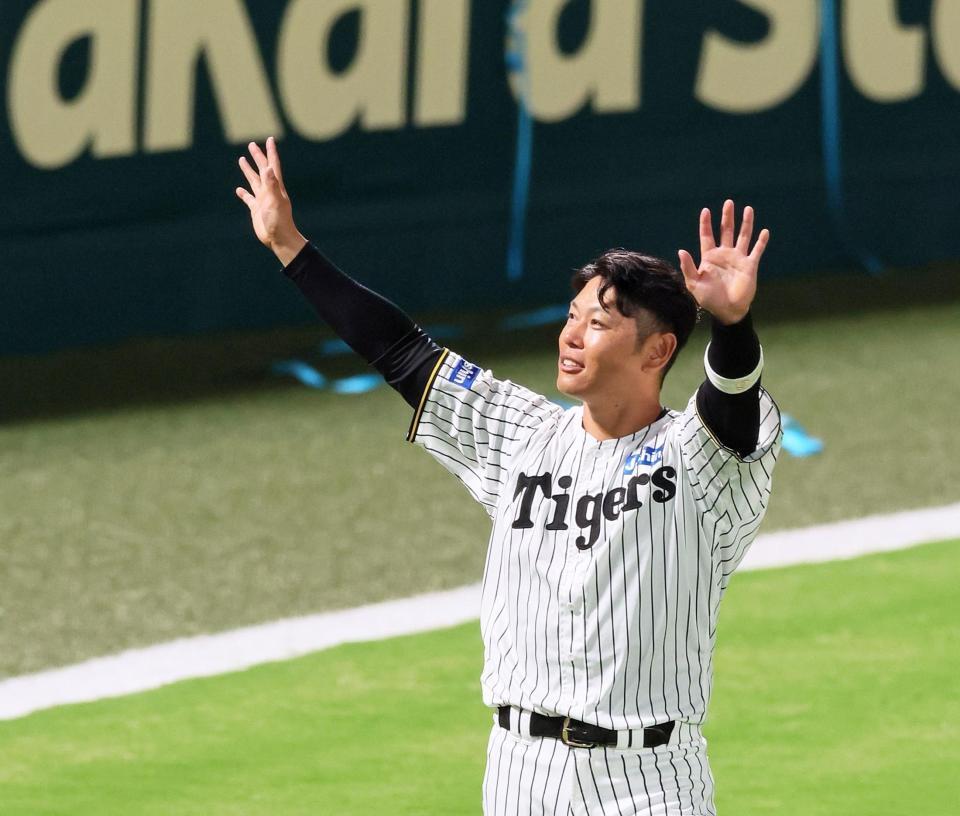 　場内を一周してファンに手を振る原口（撮影・立川洋一郎）