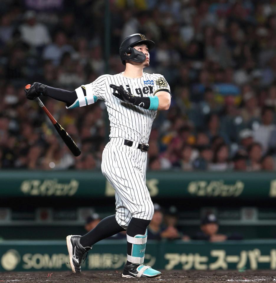 　５回、２ランを放つ佐藤輝（撮影・北村雅宏）