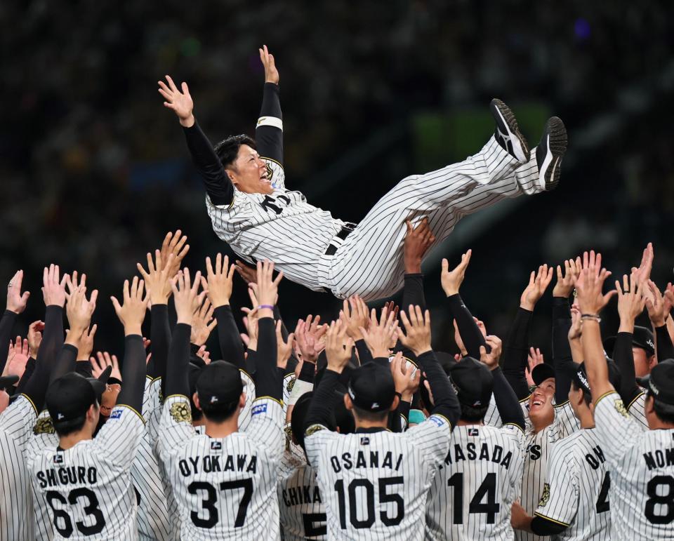 　ナインに胴上げされる原口（撮影・田中太一）