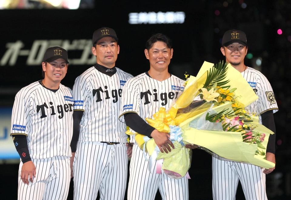 　記念写真に納まる（左から）梅野、岩崎、原口、岩貞（撮影・北村雅宏）