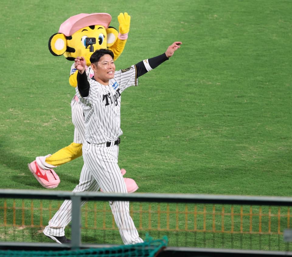 　場内を一周してファンに手を振る原口（撮影・立川洋一郎）