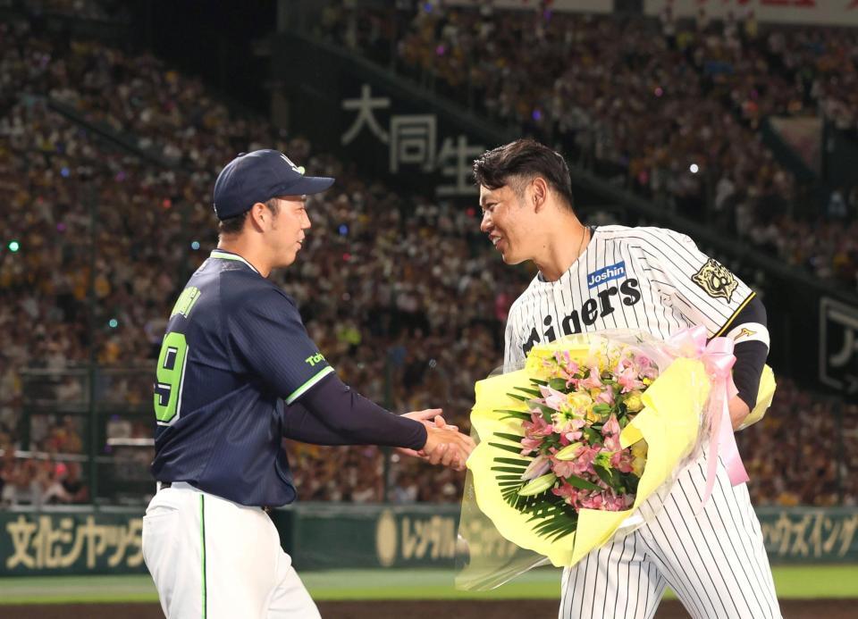 　青柳と握手を交わす原口（右）＝撮影・北村雅宏