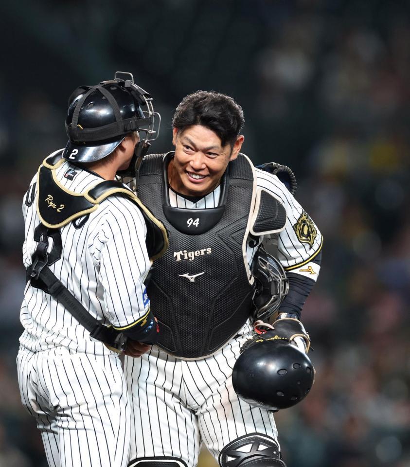 　９回、梅野と談笑する原口（右）＝撮影・北村雅宏