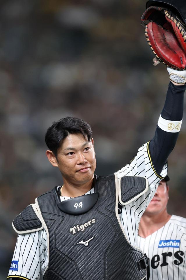 　９回、捕手を務め、ファンの声援に応える原口（撮影・北村雅宏）