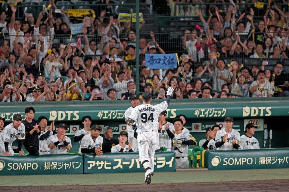 　７回、代打出場して中飛に終わり、ファンの拍手が響く中、ベンチへ引き揚げる原口（撮影・立川洋一郎）