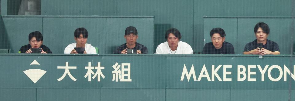 　ネット裏から原口の打席に注目する江越大賀氏（左から３人目）。右隣は北條＝撮影・立川洋一郎