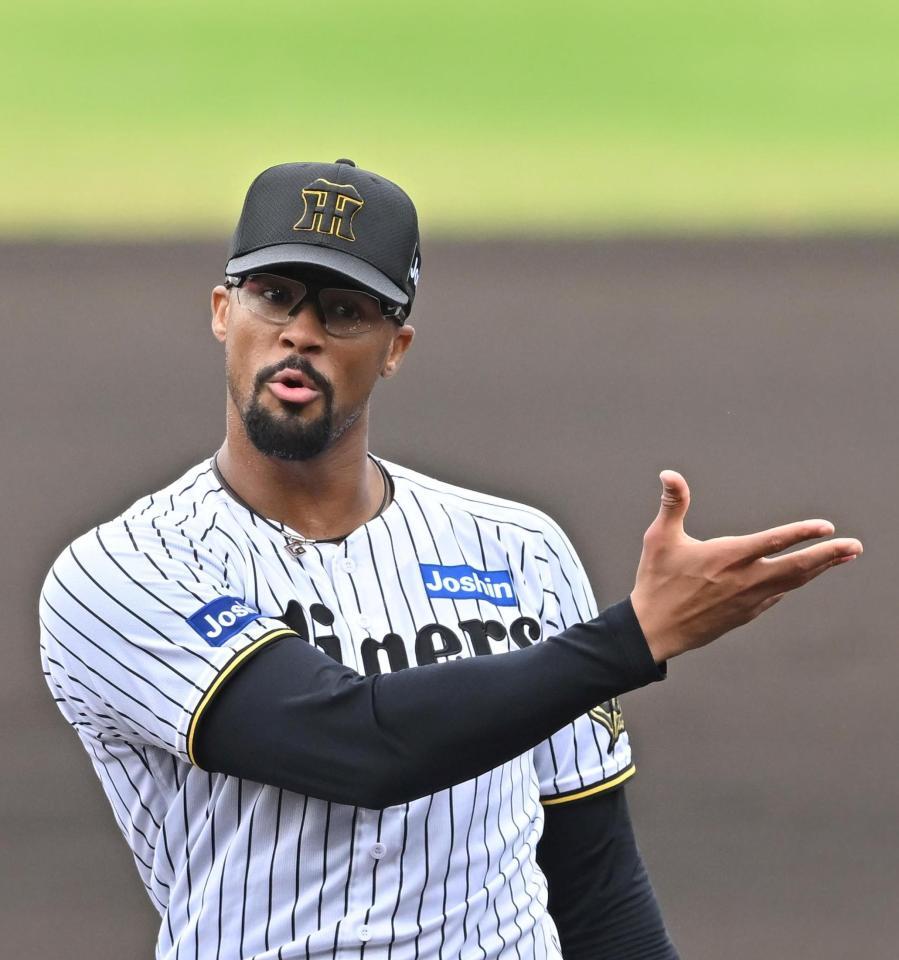 　１回、長坂に合図を送るデュプランティエ（撮影・西田忠信）