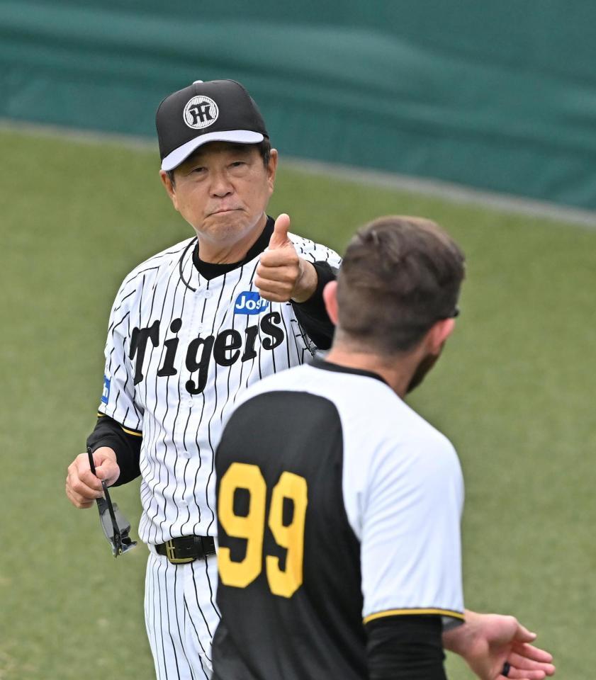 　ビーズリー（手前）にあいさつする平田２軍監督（撮影・西田忠信）