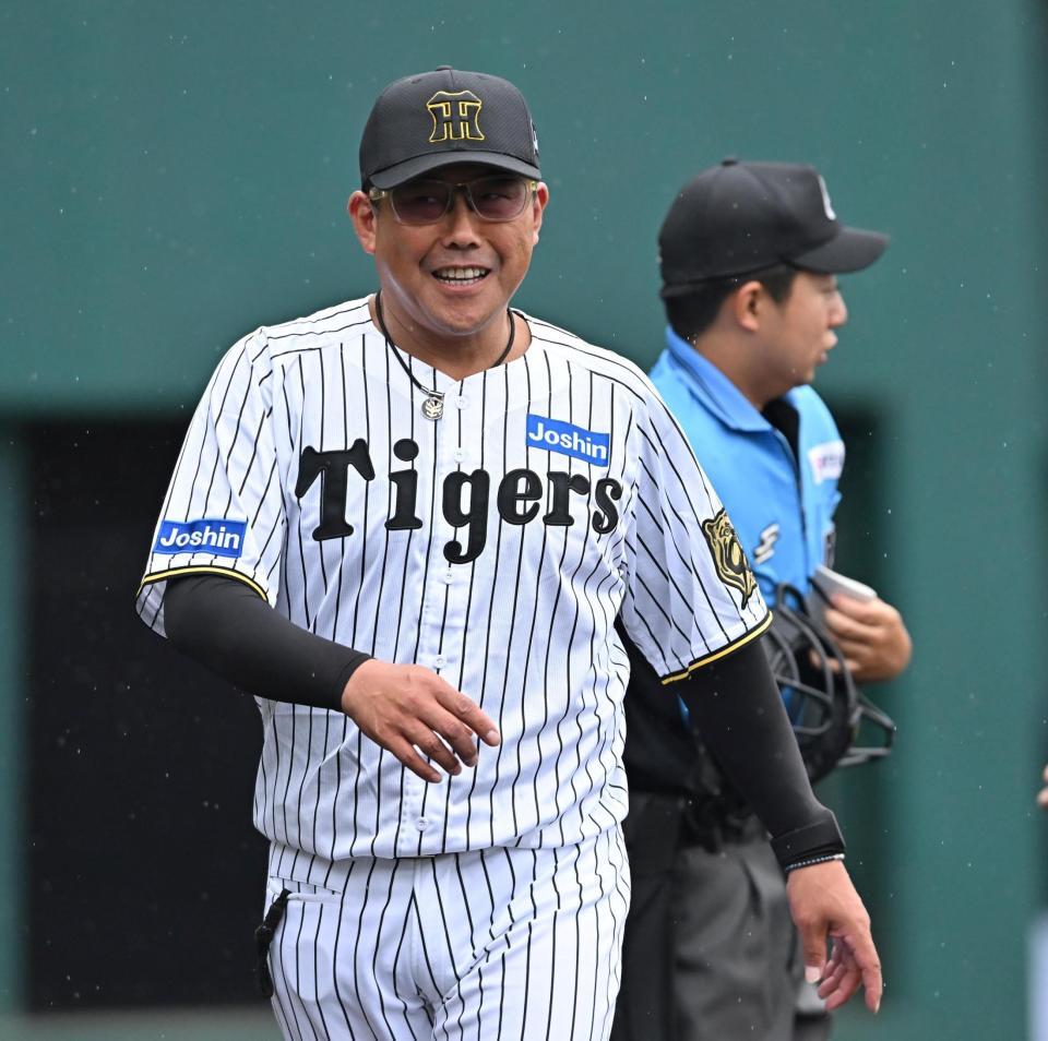 　６回を終え、選手交代を告げた北川ファーム打撃コーチ（撮影・西田忠信）