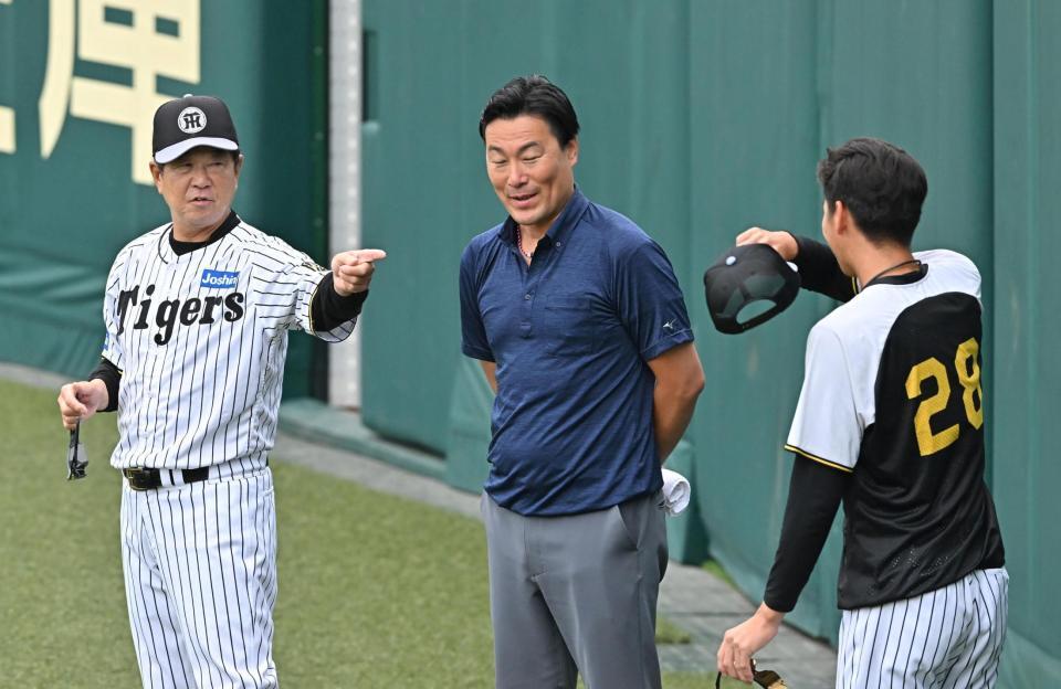 　今朝丸（右）に話しかける平田２軍監督（撮影・西田忠信）