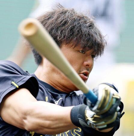 　ティー打撃で打ち込む前川（撮影・立川洋一郎）