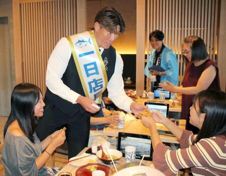 　来店者に名刺を配る糸井嘉男氏