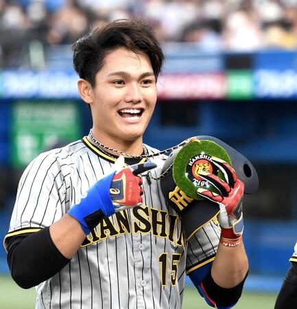 　２ランを放ち、メダルを手にポーズを決める西純＝２０２２年５月