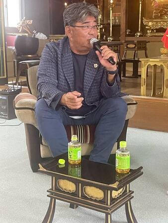 　トークライブを行った亀山つとむさん