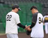 　握手を交わす藤川監督（左）と原口（撮影・立川洋一郎）