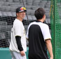 　練習を見守る藤川監督（撮影・立川洋一郎）