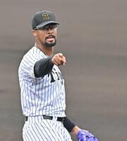 　１回、球審にアピールするデュプランティエ（撮影・西田忠信）