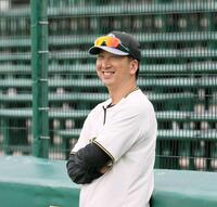 　笑顔で練習を見守る藤川監督（撮影・立川洋一郎）