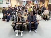 　トークライブを行った亀山つとむさん（前列右）