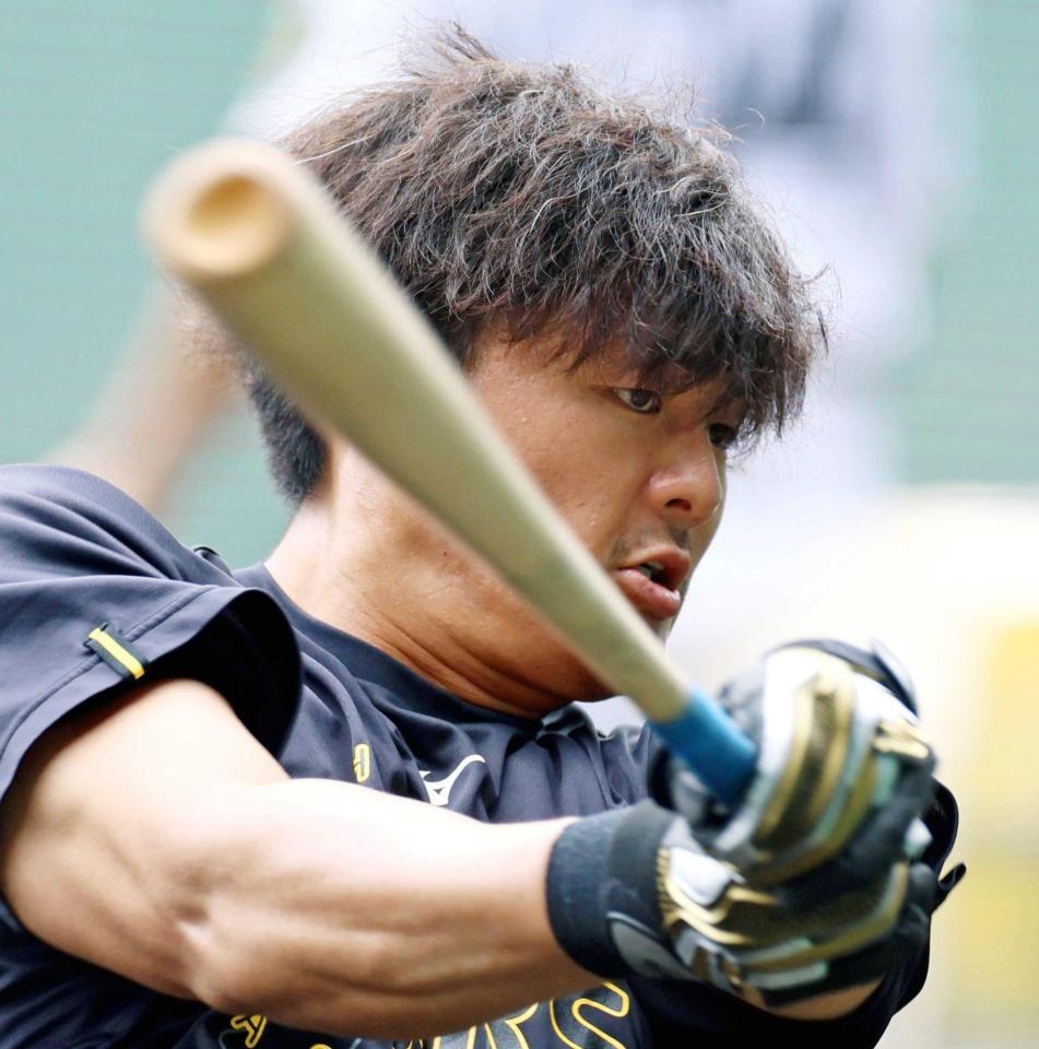 　ティー打撃で打ち込む前川（撮影・立川洋一郎）