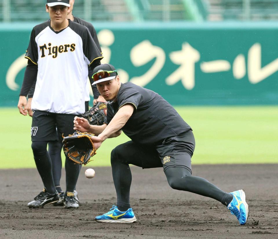 　ノックの打球を追う佐藤輝