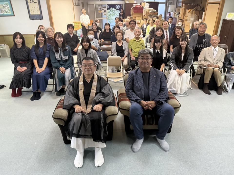 　トークライブを行った亀山つとむさん（前列右）