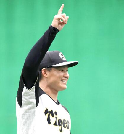 　明るい表情でノックを受ける森下（撮影・北村雅宏）