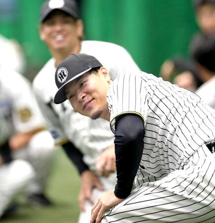 　練習中に笑顔を見せる佐藤輝（撮影・北村雅宏）