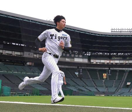 　外野で走り込む才木