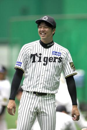 　練習中に笑顔を見せる才木（撮影・北村雅宏）