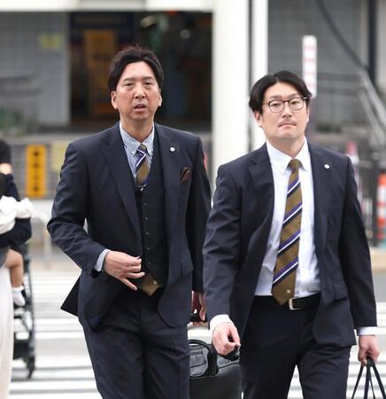 　宮崎に向けて出発する藤川監督（左）＝撮影・北村雅宏