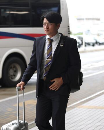 　宮崎に向けて出発する高寺（撮影・北村雅宏）