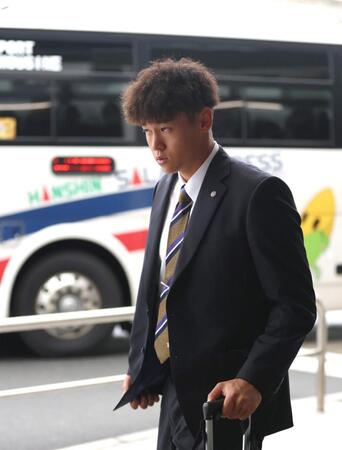 　宮崎に向けて出発する早川（撮影・北村雅宏）