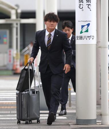 　宮崎に向けて出発する前川（撮影・北村雅宏）