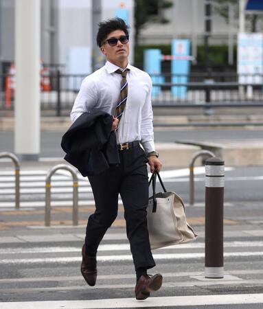 　宮崎に向けて出発する坂本（撮影・北村雅宏）