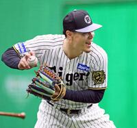 　ノックを受け軽快な動きを見せる佐藤輝（撮影・立川洋一郎）