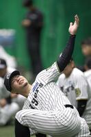 　ウオーミングアップする佐藤輝（撮影・北村雅宏）