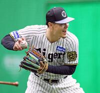 　ノックを受け軽快な動きを見せる佐藤輝（撮影・立川洋一郎）