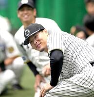 　練習中に笑顔を見せる佐藤輝（撮影・北村雅宏）