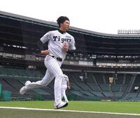 　外野で走り込む才木