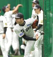 　入念にキャッチボールする才木（撮影・北村雅宏）