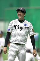 　練習中に笑顔を見せる才木（撮影・北村雅宏）