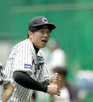 　打撃をする仕草を見せる才木（撮影・北村雅宏）