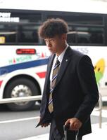 　宮崎に向けて出発する早川（撮影・北村雅宏）