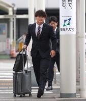 　宮崎に向けて出発する前川（撮影・北村雅宏）