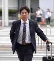 　宮崎に向けて出発する井坪（撮影・北村雅宏）