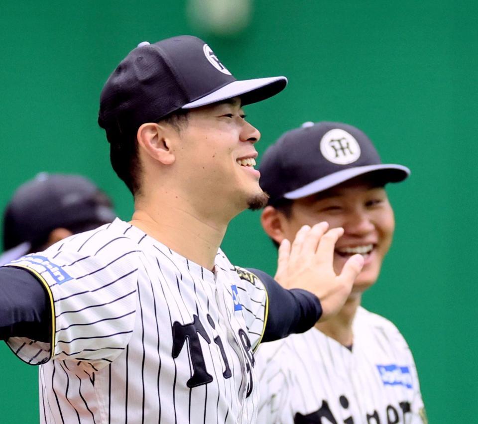 　明るい表情を見せて練習する佐藤輝（撮影・立川洋一郎）