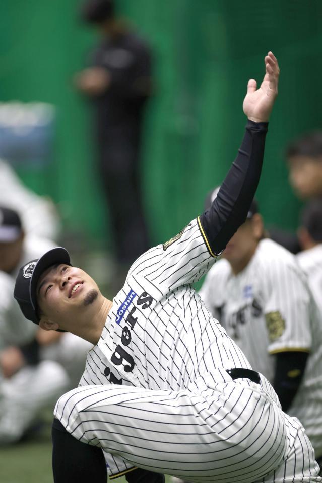 　ウオーミングアップする佐藤輝（撮影・北村雅宏）