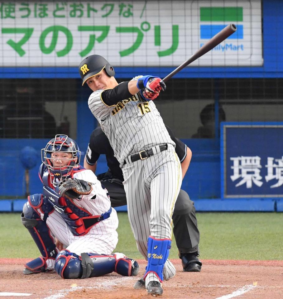 　本塁打を放つ西純＝２２年５月１８日